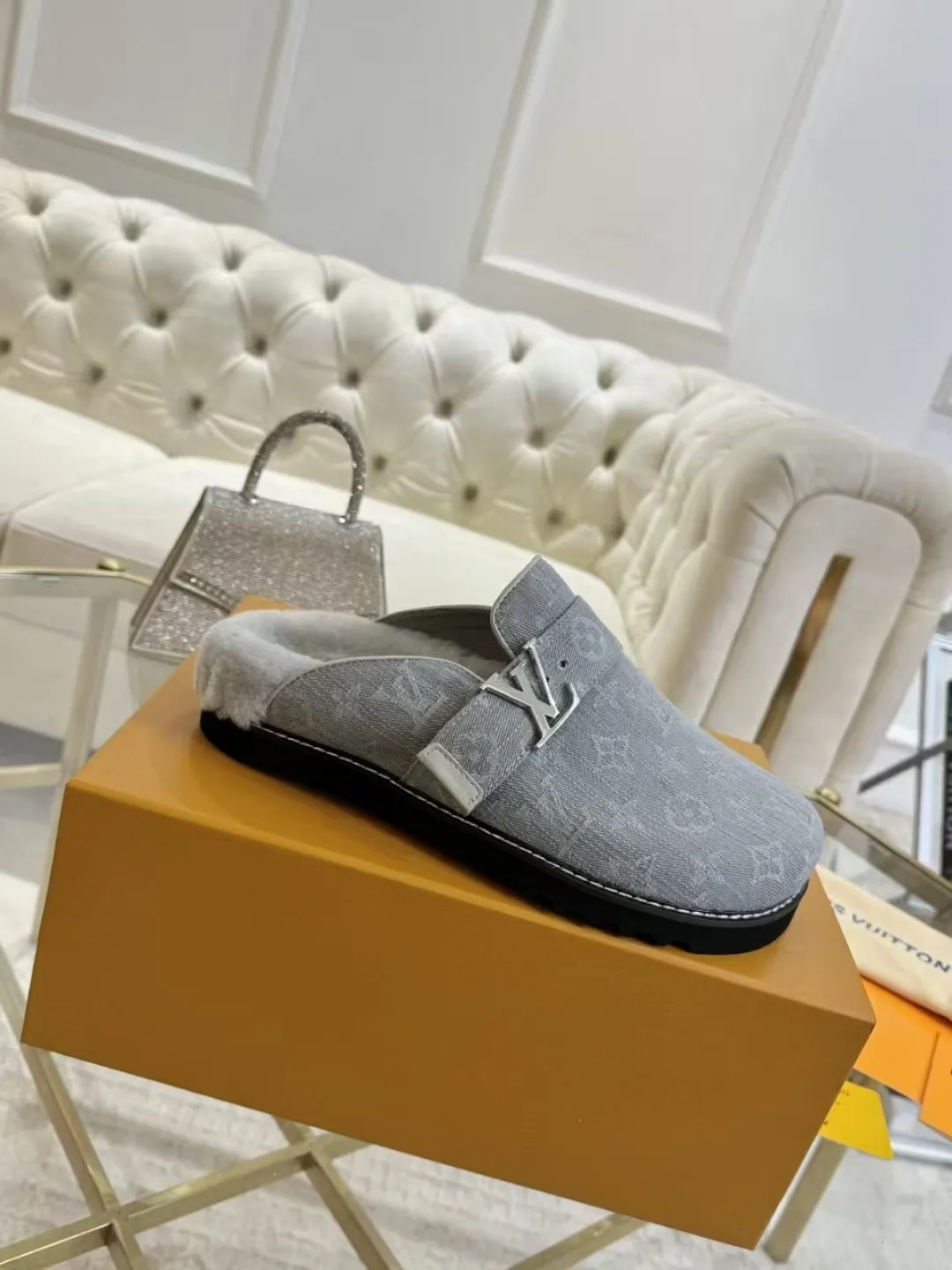 p600✨ LV Couple’s Wool Slippers｜Full of high-end feel, the soles of your feet are luxurious✨ We have achieved the ultimate restoration of the "higher version" of this pair of LV classic toe-toe slippers! 👫💫 🌟 The core advantages are clear at a glance: ✔️ Original jacquard + cowhide fabric, delicate texture, high-end at first glance; ✔️ 280% pure wool lining, wearing barefoot is like stepping on clouds ☁️, soft and skin-friendly and not sweaty; ✔️ Non-slip rubber bottom + three-dimensional toe design, super stable for walking, fashionable and practical!  👀 Must-have attention to detail: Belt buckle + classic LV presbyopic elements, revealing the aura of a big-name brand in a low-key manner ~ Whether it is a couple dating or a trip with besties, both of them are the focus when they go out👟💖 ✨ Easily match the wardrobe: jeans + sweaters, lazy and casual style ✔️ Coat + skirt, refined and elegant ✔️ One pair of shoes can handle a variety of styles, and the sense of luxury is never artificial ~ #LV slippers #couple outfit #High-End Customization #Quality Shoes Recommendation Fabric: Yangjing/classic jacquard fabric Lining: Imported wool lining Sole: Original rubber sole Size: Female 35-41 Male 38-46